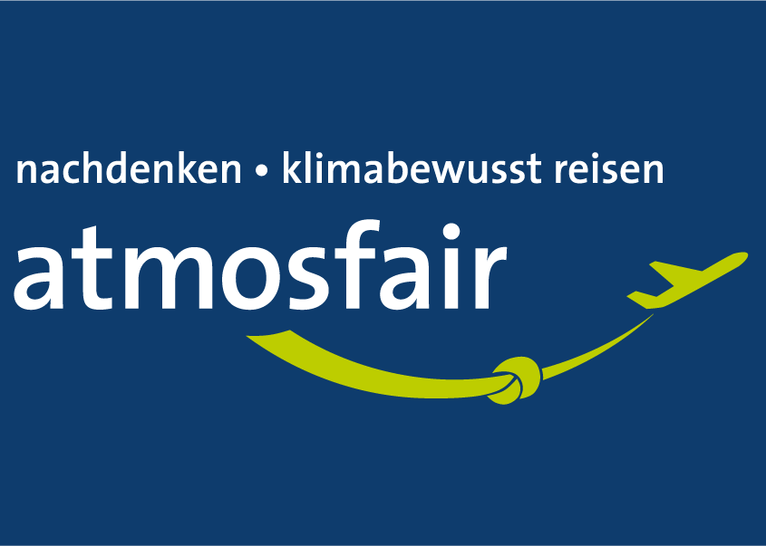 logo_atmosfair_DE_weisser_schriftzug_blauerHG